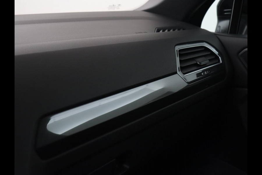 Volkswagen Tiguan Allspace 1.5 TSI R Line | Trekhaak | Camera | Full LED | Adaptive cruise | Virtual Cockpit | Park Assist | Carplay | Navigatie | Keyless | Climate control | 19'' lichtmetalen velgen