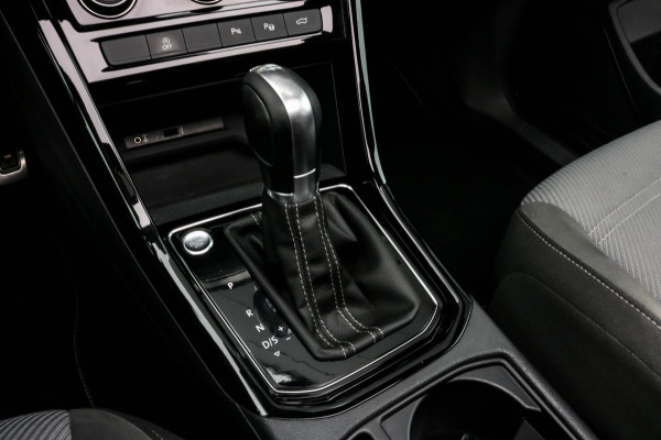 Volkswagen Touran 1.8 TSI R-LINE - PANO - TREKHAAK - CARPLAY - ACC - CAMERA - VOL!!