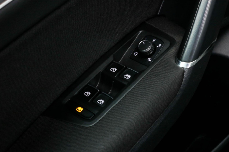 Volkswagen Touran 1.8 TSI R-LINE - PANO - TREKHAAK - CARPLAY - ACC - CAMERA - VOL!!