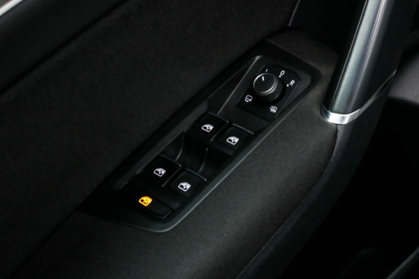 Volkswagen Touran 1.8 TSI R-LINE - PANO - TREKHAAK - CARPLAY - ACC - CAMERA - VOL!!