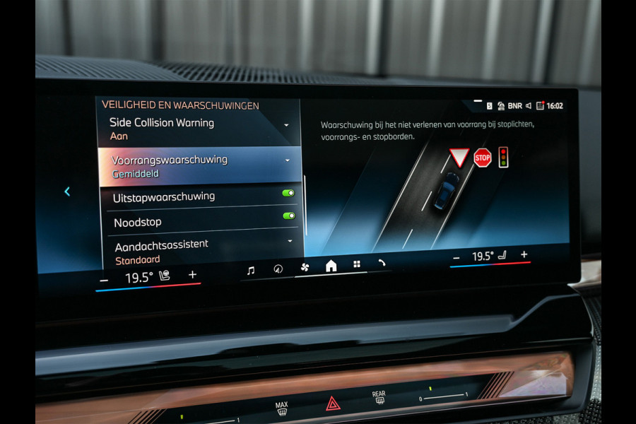 BMW 5 Serie Touring 550e XDRIVE | M-SPORT PRO | SHADOW LINE | M-SPORT SEATS | ALCANTARA HEMEL | CARBON PACKAGE | PANORAMADAK | ICONIC GRILL