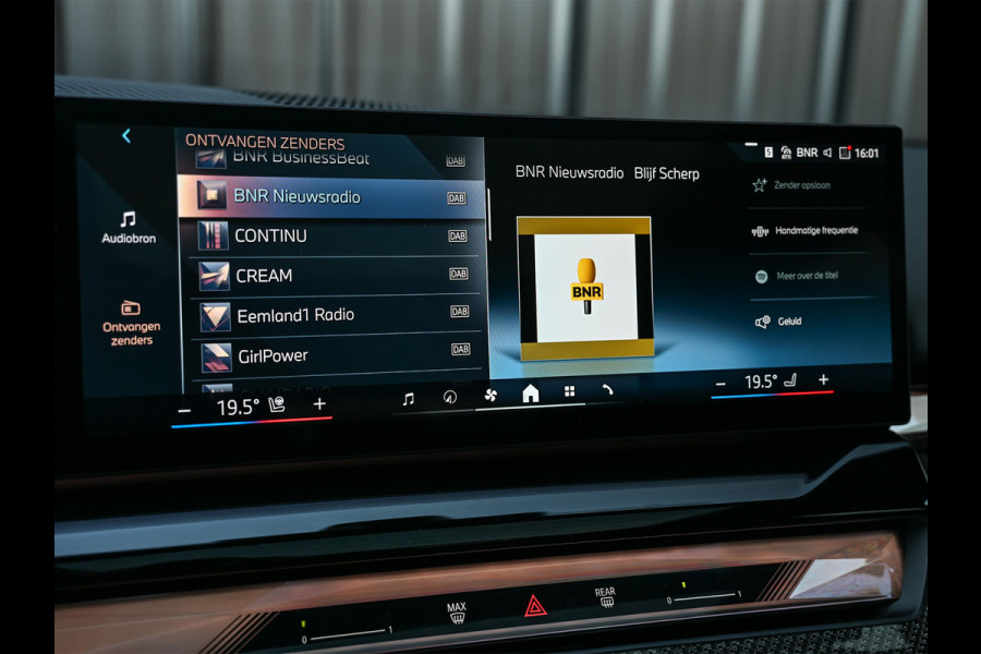 BMW 5 Serie Touring 550e XDRIVE | M-SPORT PRO | SHADOW LINE | M-SPORT SEATS | ALCANTARA HEMEL | CARBON PACKAGE | PANORAMADAK | ICONIC GRILL