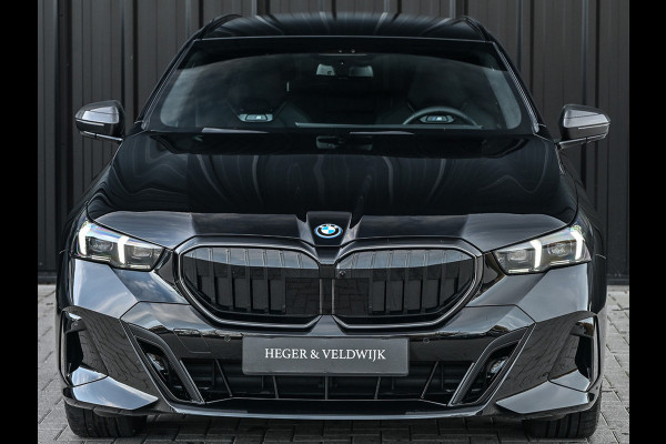 BMW 5 Serie Touring 550e XDRIVE | M-SPORT PRO | SHADOW LINE | M-SPORT SEATS | ALCANTARA HEMEL | CARBON PACKAGE | PANORAMADAK | ICONIC GRILL
