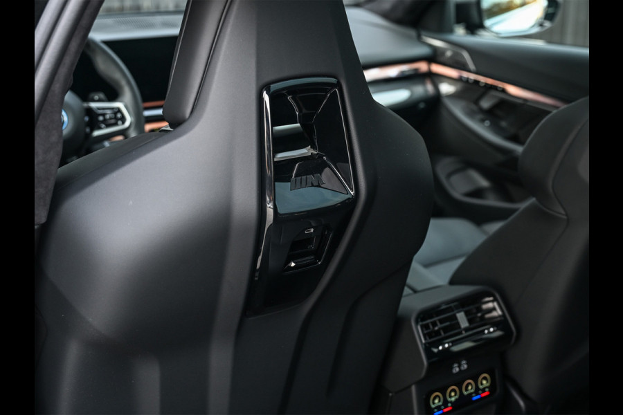 BMW 5 Serie Touring 550e XDRIVE | M-SPORT PRO | SHADOW LINE | M-SPORT SEATS | ALCANTARA HEMEL | CARBON PACKAGE | PANORAMADAK | ICONIC GRILL