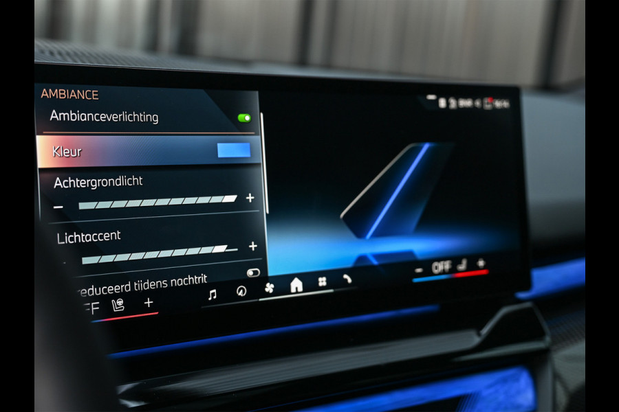 BMW 5 Serie Touring 550e XDRIVE | M-SPORT PRO | SHADOW LINE | M-SPORT SEATS | ALCANTARA HEMEL | CARBON PACKAGE | PANORAMADAK | ICONIC GRILL