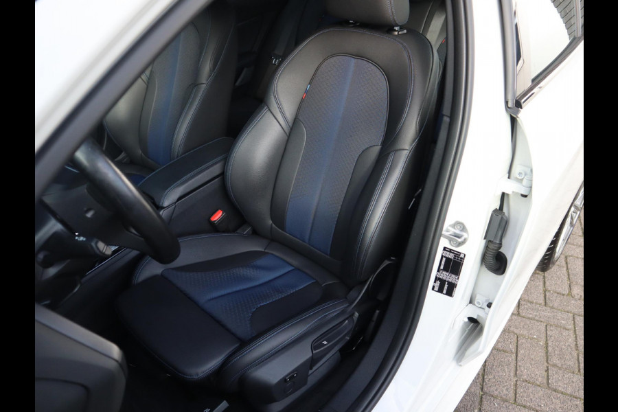 BMW 1-serie 118i Executive M Sport Pakket Automaat / Live Cockpit Professional / 17 Inch / LED / Achteruitrijcamera / Cruise Control / Shadow Line / Parkeersensoren / Lichtpakket