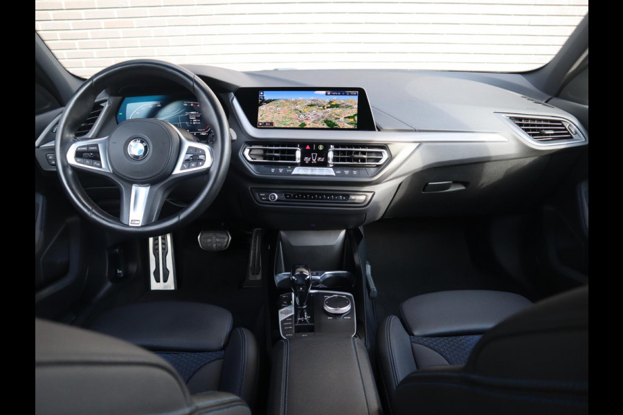 BMW 1-serie 118i Executive M Sport Pakket Automaat / Live Cockpit Professional / 17 Inch / LED / Achteruitrijcamera / Cruise Control / Shadow Line / Parkeersensoren / Lichtpakket