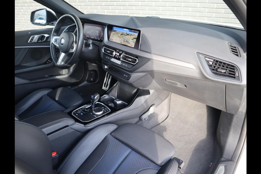BMW 1-serie 118i Executive M Sport Pakket Automaat / Live Cockpit Professional / 17 Inch / LED / Achteruitrijcamera / Cruise Control / Shadow Line / Parkeersensoren / Lichtpakket