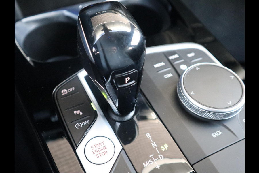 BMW 1-serie 118i Executive M Sport Pakket Automaat / Live Cockpit Professional / 17 Inch / LED / Achteruitrijcamera / Cruise Control / Shadow Line / Parkeersensoren / Lichtpakket