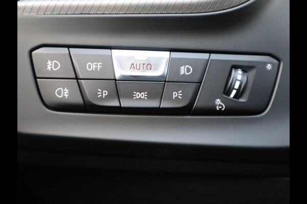 BMW 1-serie 118i Executive M Sport Pakket Automaat / Live Cockpit Professional / 17 Inch / LED / Achteruitrijcamera / Cruise Control / Shadow Line / Parkeersensoren / Lichtpakket