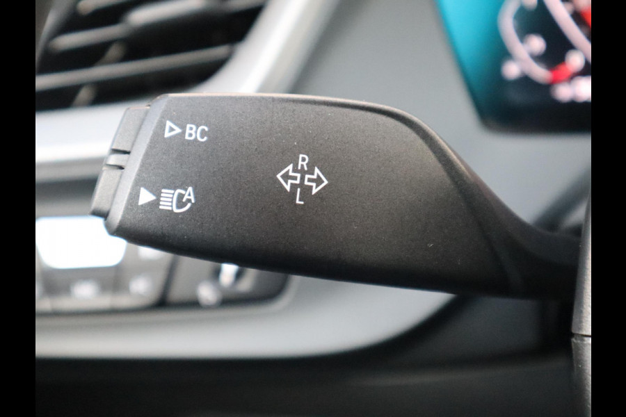 BMW 1-serie 118i Executive M Sport Pakket Automaat / Live Cockpit Professional / 17 Inch / LED / Achteruitrijcamera / Cruise Control / Shadow Line / Parkeersensoren / Lichtpakket