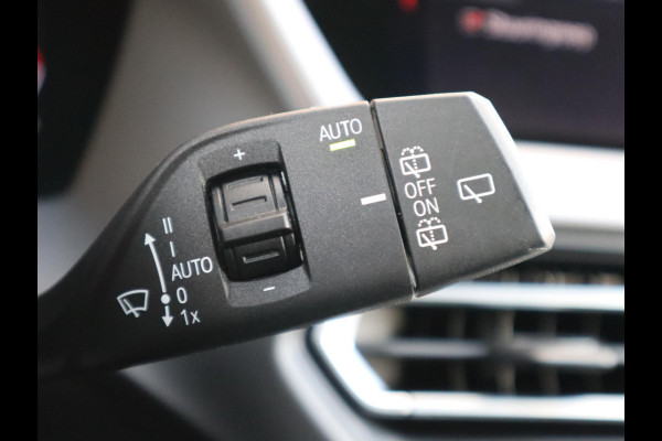 BMW 1-serie 118i Executive M Sport Pakket Automaat / Live Cockpit Professional / 17 Inch / LED / Achteruitrijcamera / Cruise Control / Shadow Line / Parkeersensoren / Lichtpakket