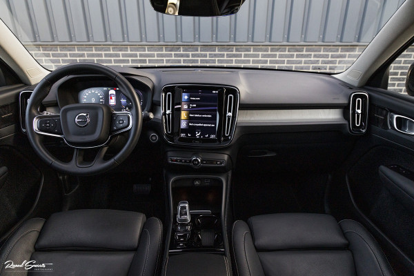 Volvo XC40 1.5 T4 Recharge Inscription | Panorama dak | Harman Kardon | Zwenkbare trekhaak |