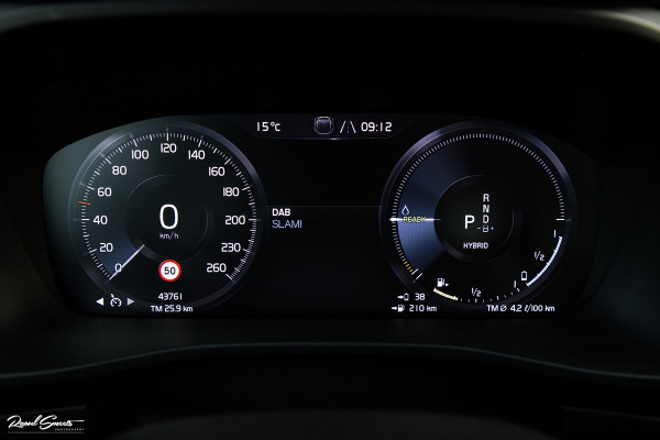 Volvo XC40 1.5 T4 Recharge Inscription | Panorama dak | Harman Kardon | Zwenkbare trekhaak |