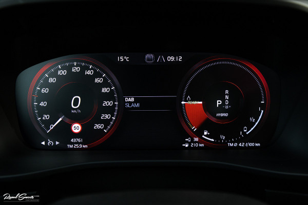 Volvo XC40 1.5 T4 Recharge Inscription | Panorama dak | Harman Kardon | Zwenkbare trekhaak |