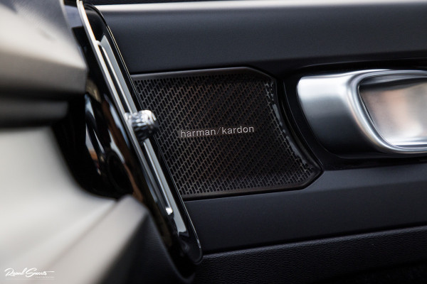 Volvo XC40 1.5 T4 Recharge Inscription | Panorama dak | Harman Kardon | Zwenkbare trekhaak |