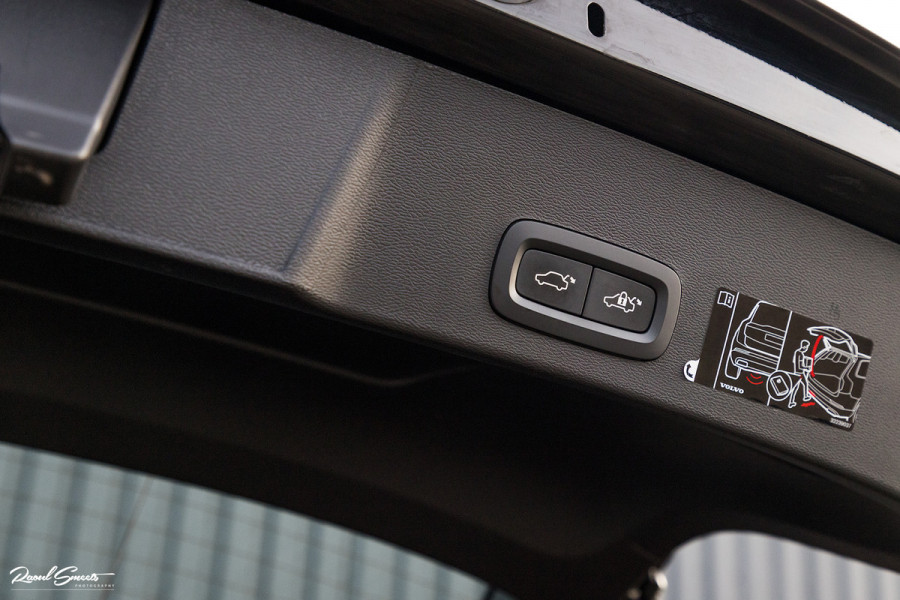 Volvo XC40 1.5 T4 Recharge Inscription | Panorama dak | Harman Kardon | Zwenkbare trekhaak |