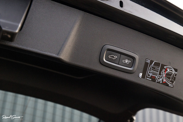 Volvo XC40 1.5 T4 Recharge Inscription | Panorama dak | Harman Kardon | Zwenkbare trekhaak |