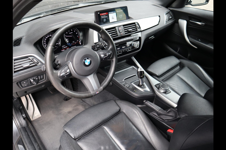 BMW 1-serie 118i High Executive M Sport Pakket Automaat 5 deurs / Navigatie Professional / Leder / 18 Inch / Shadow Line / Stoelverwarming / LED / Parkeersensoren voor+achter / Cruise Control / DAB / Lichtpakket