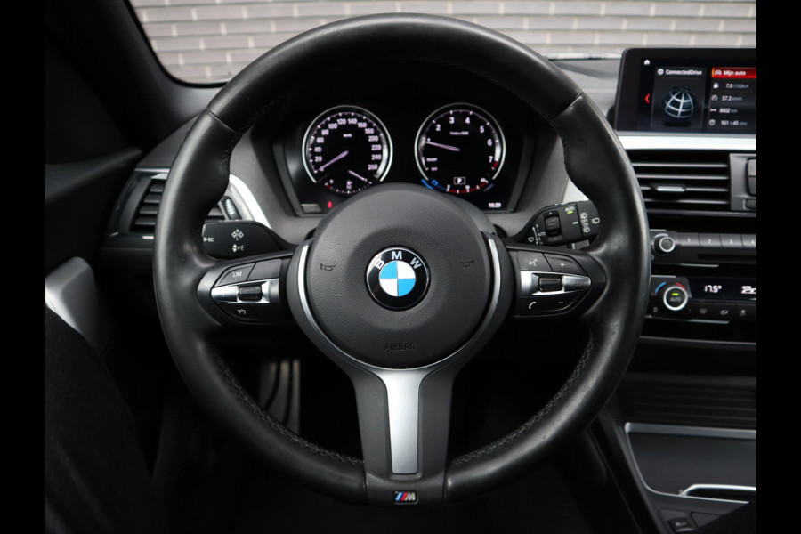 BMW 1-serie 118i High Executive M Sport Pakket Automaat 5 deurs / Navigatie Professional / Leder / 18 Inch / Shadow Line / Stoelverwarming / LED / Parkeersensoren voor+achter / Cruise Control / DAB / Lichtpakket