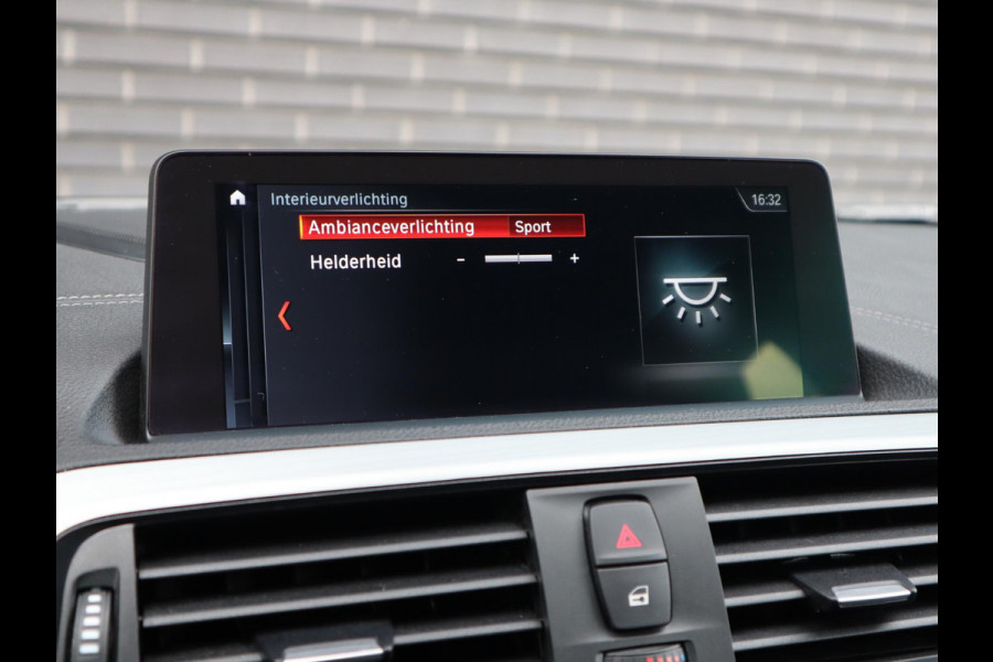 BMW 1-serie 118i High Executive M Sport Pakket Automaat 5 deurs / Navigatie Professional / Leder / 18 Inch / Shadow Line / Stoelverwarming / LED / Parkeersensoren voor+achter / Cruise Control / DAB / Lichtpakket