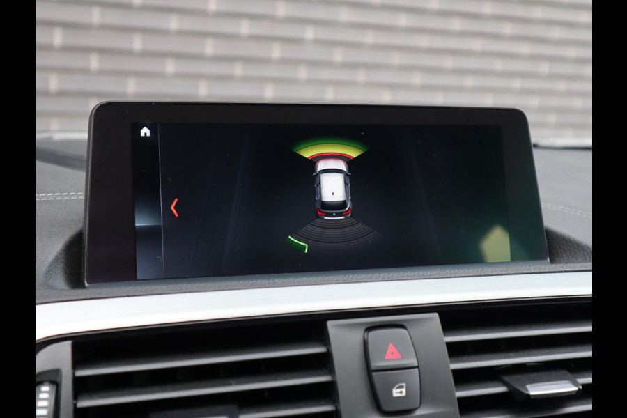 BMW 1-serie 118i High Executive M Sport Pakket Automaat 5 deurs / Navigatie Professional / Leder / 18 Inch / Shadow Line / Stoelverwarming / LED / Parkeersensoren voor+achter / Cruise Control / DAB / Lichtpakket