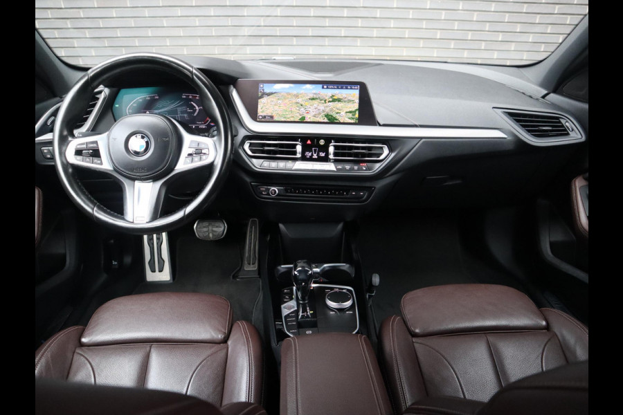 BMW 1-serie 118i High Executive M Sport Pakket Automaat / Live Cockpit Professional / Leder / Hifi / Stoelverwarming / 17 Inch / Adaptieve LED-koplamp / DAB / Parkeersensoren / Lichtpakket