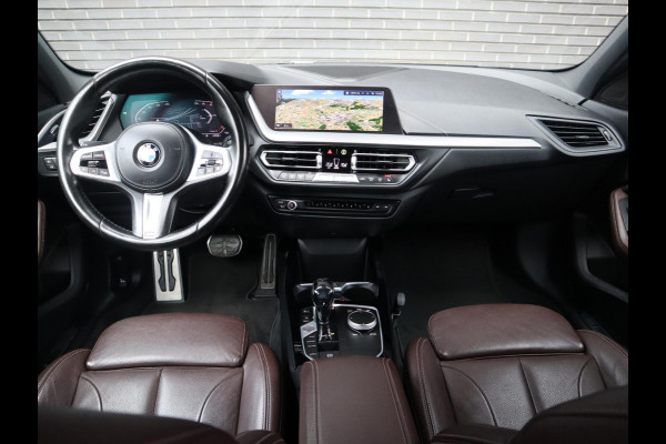 BMW 1-serie 118i High Executive M Sport Pakket Automaat / Live Cockpit Professional / Leder / Hifi / Stoelverwarming / 17 Inch / Adaptieve LED-koplamp / DAB / Parkeersensoren / Lichtpakket