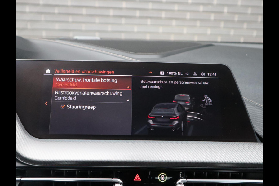 BMW 1-serie 118i High Executive M Sport Pakket Automaat / Live Cockpit Professional / Leder / Hifi / Stoelverwarming / 17 Inch / Adaptieve LED-koplamp / DAB / Parkeersensoren / Lichtpakket