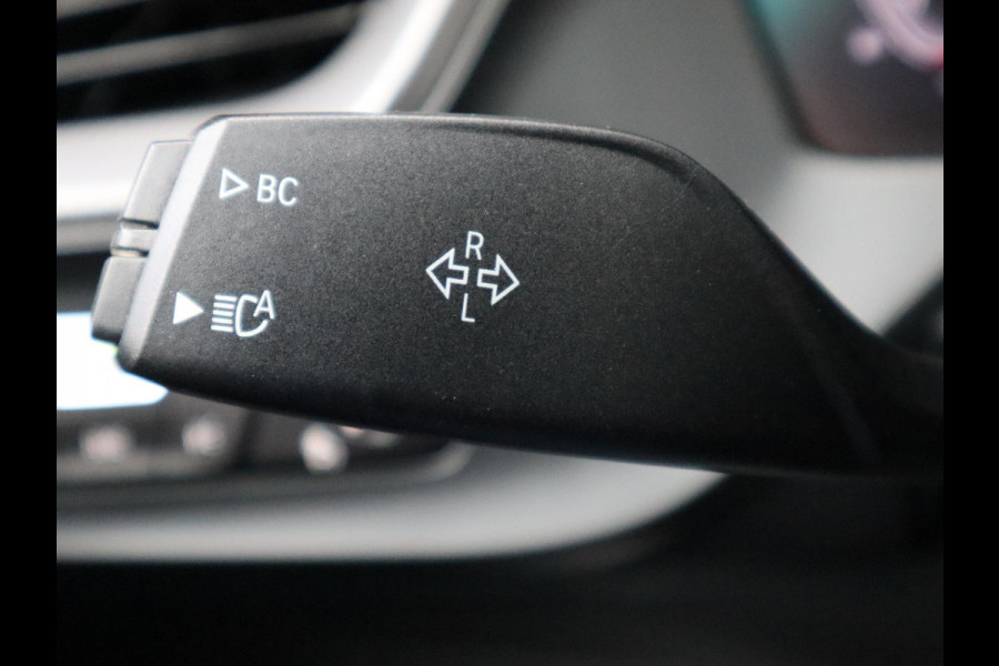 BMW 1-serie 118i High Executive M Sport Pakket Automaat / Live Cockpit Professional / Leder / Hifi / Stoelverwarming / 17 Inch / Adaptieve LED-koplamp / DAB / Parkeersensoren / Lichtpakket