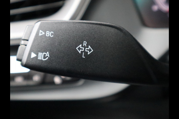 BMW 1-serie 118i High Executive M Sport Pakket Automaat / Live Cockpit Professional / Leder / Hifi / Stoelverwarming / 17 Inch / Adaptieve LED-koplamp / DAB / Parkeersensoren / Lichtpakket