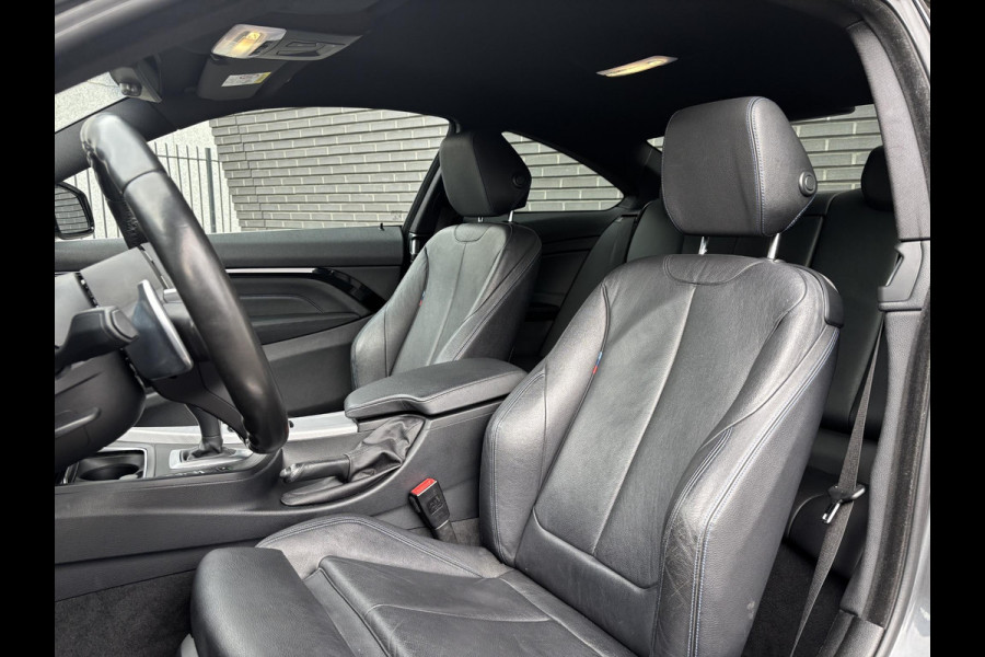 BMW 4 Serie Coupé 420i High Executive M Sport Pakket Automaat / Navigatie Professional / Leder / 19 Inch / Stoelverwarming / Multifunctioneel Instrumentendisplay / Shadow Line / Climate Control / Parkeersensoren voor+achter / Neerklapbare Achterbank