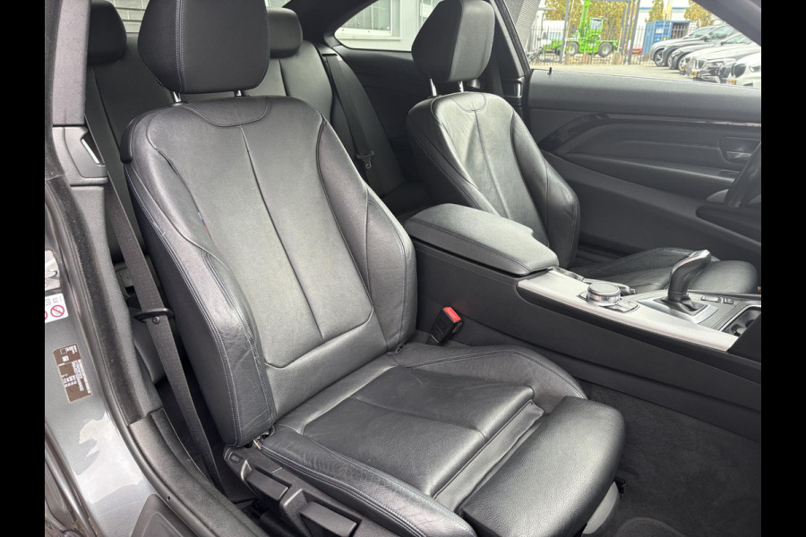 BMW 4 Serie Coupé 420i High Executive M Sport Pakket Automaat / Navigatie Professional / Leder / 19 Inch / Stoelverwarming / Multifunctioneel Instrumentendisplay / Shadow Line / Climate Control / Parkeersensoren voor+achter / Neerklapbare Achterbank