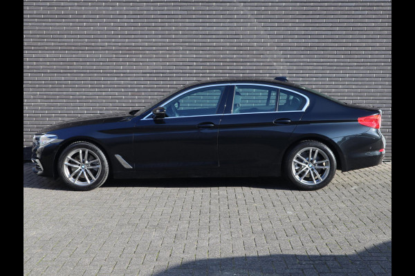 BMW 5 Serie Sedan 520i High Executive Luxury Line Automaat / Navigatiesysteem Professional / Comfortstoelen / Hifi / LED / Stoelverwarming / Head-Up Display / Neerklapbare Achterbank / Parkeersensoren voor+achter / Chrome Line