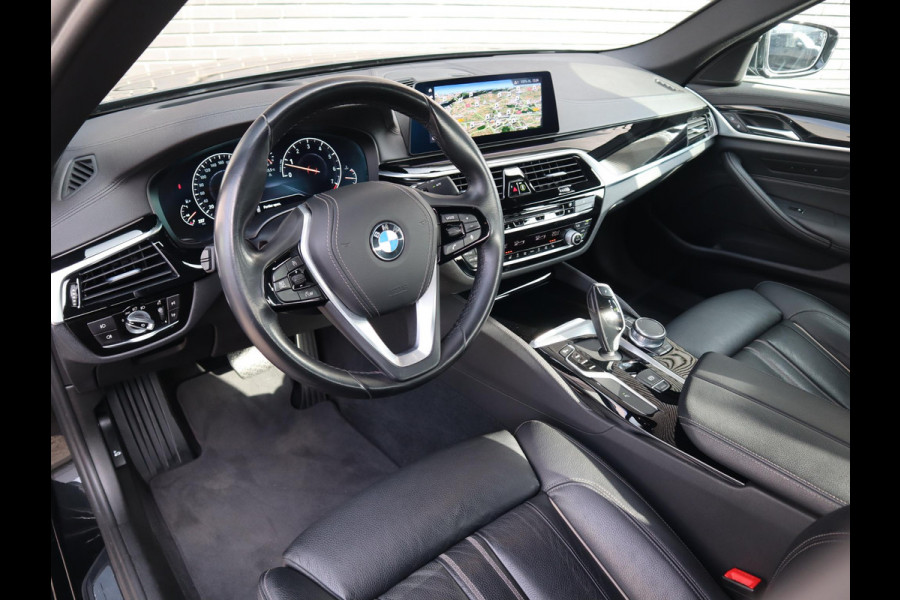 BMW 5 Serie Sedan 520i High Executive Luxury Line Automaat / Navigatiesysteem Professional / Comfortstoelen / Hifi / LED / Stoelverwarming / Head-Up Display / Neerklapbare Achterbank / Parkeersensoren voor+achter / Chrome Line