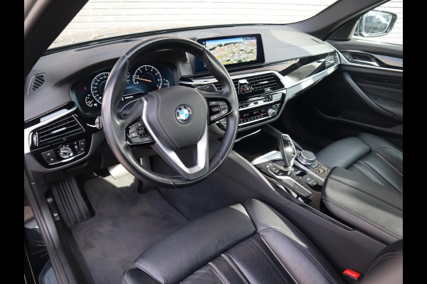 BMW 5 Serie Sedan 520i High Executive Luxury Line Automaat / Navigatiesysteem Professional / Comfortstoelen / Hifi / LED / Stoelverwarming / Head-Up Display / Neerklapbare Achterbank / Parkeersensoren voor+achter / Chrome Line