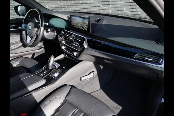 BMW 5 Serie Sedan 520i High Executive Luxury Line Automaat / Navigatiesysteem Professional / Comfortstoelen / Hifi / LED / Stoelverwarming / Head-Up Display / Neerklapbare Achterbank / Parkeersensoren voor+achter / Chrome Line