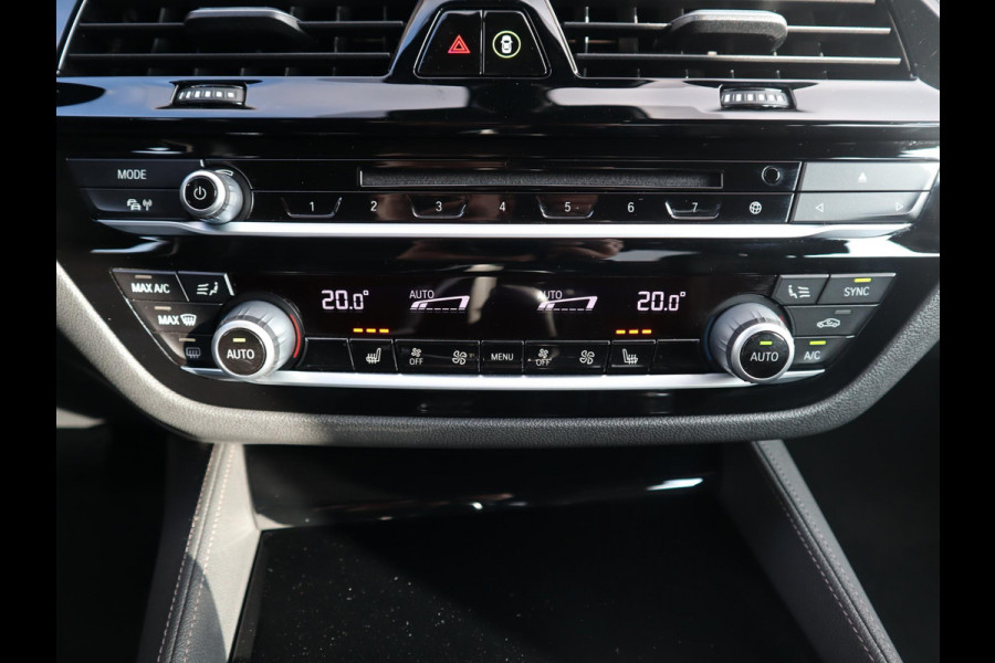 BMW 5 Serie Sedan 520i High Executive Luxury Line Automaat / Navigatiesysteem Professional / Comfortstoelen / Hifi / LED / Stoelverwarming / Head-Up Display / Neerklapbare Achterbank / Parkeersensoren voor+achter / Chrome Line