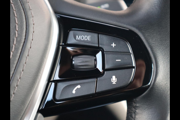 BMW 5 Serie Sedan 520i High Executive Luxury Line Automaat / Navigatiesysteem Professional / Comfortstoelen / Hifi / LED / Stoelverwarming / Head-Up Display / Neerklapbare Achterbank / Parkeersensoren voor+achter / Chrome Line