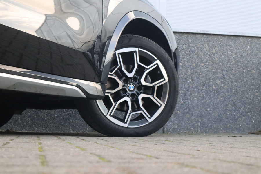 BMW X1 sDrive18i X-Line / Trekhaak / Adaptieve Cruise / 19inch / Camera /
