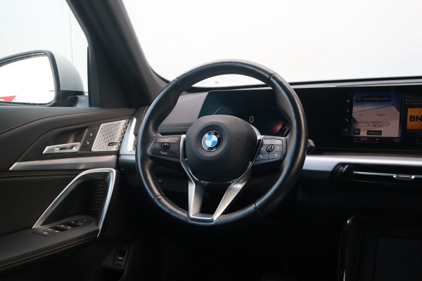 BMW X1 sDrive18i X-Line / Trekhaak / Adaptieve Cruise / 19inch / Camera /