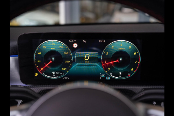 Mercedes-Benz A-Klasse 180 Business Solution AMG / Pano / Memory / Sfeerverlichting / Stoelverwarming