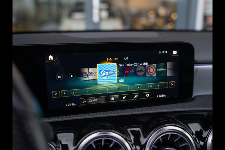 Mercedes-Benz A-Klasse 180 Business Solution AMG / Pano / Memory / Sfeerverlichting / Stoelverwarming