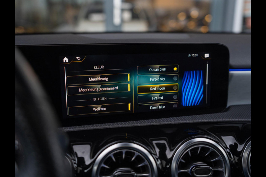 Mercedes-Benz A-Klasse 180 Business Solution AMG / Pano / Memory / Sfeerverlichting / Stoelverwarming