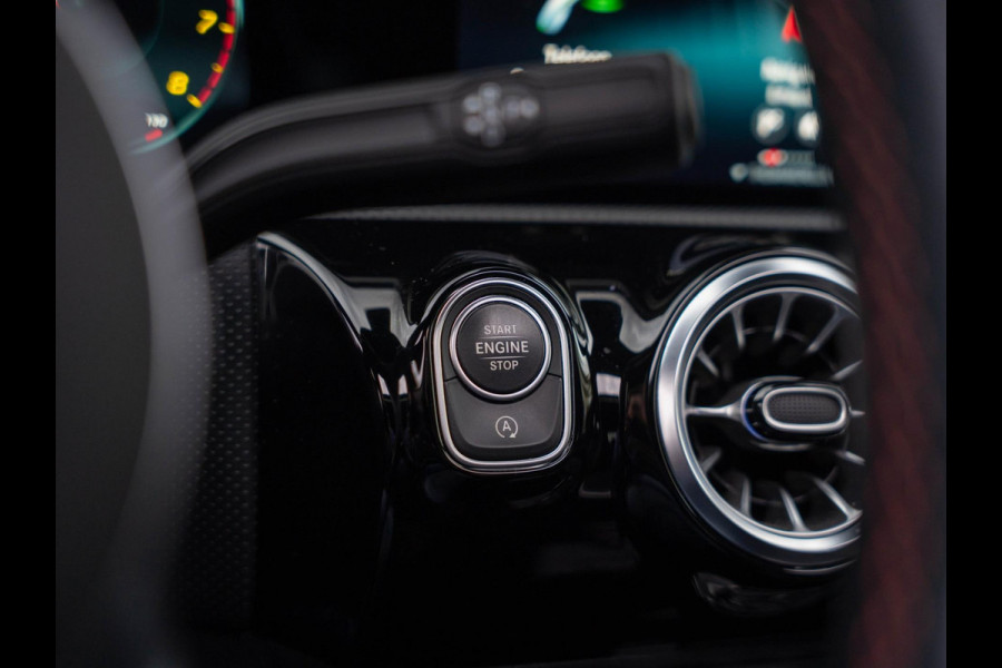 Mercedes-Benz A-Klasse 180 Business Solution AMG / Pano / Memory / Sfeerverlichting / Stoelverwarming