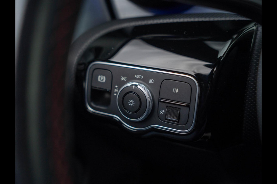 Mercedes-Benz A-Klasse 180 Business Solution AMG / Pano / Memory / Sfeerverlichting / Stoelverwarming