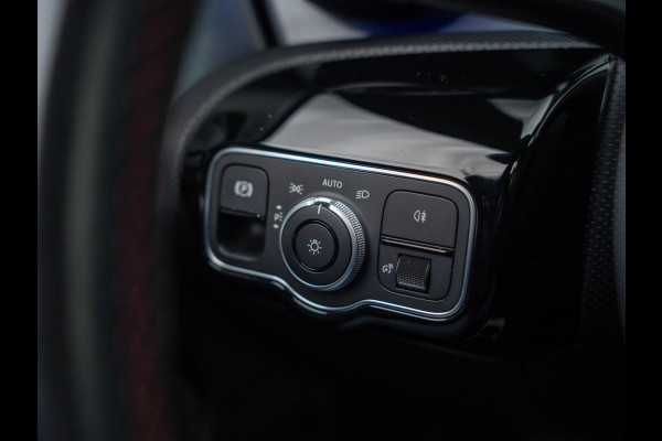 Mercedes-Benz A-Klasse 180 Business Solution AMG / Pano / Memory / Sfeerverlichting / Stoelverwarming