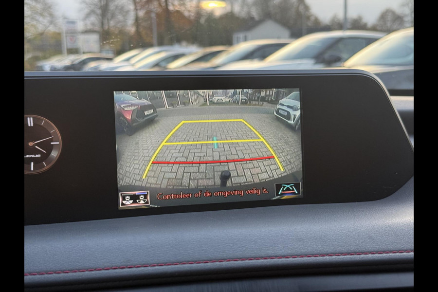 Lexus UX 250h F Sport Line | Trekhaak, Head up display, Parkeersensoren, 18 inch, Elektrische bedienbare stoel, Stoel + Stuurverwarming