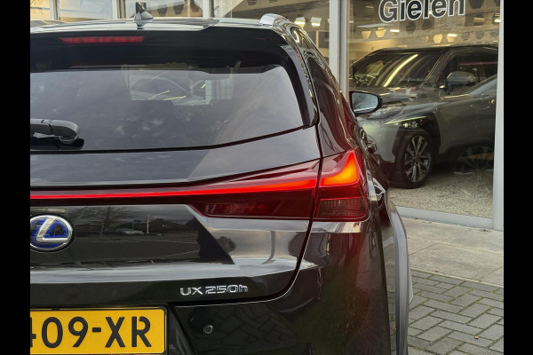 Lexus UX 250h F Sport Line | Trekhaak, Head up display, Parkeersensoren, 18 inch, Elektrische bedienbare stoel, Stoel + Stuurverwarming
