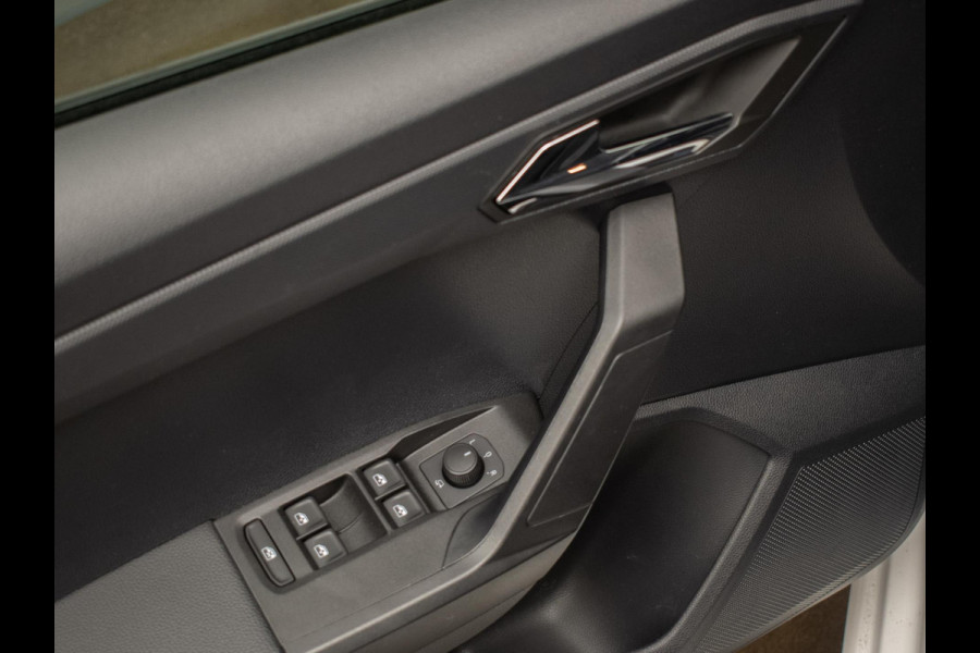 Seat Ibiza 1.0 TSI Style Sport (APPLE CARPLAY,NAVI,LED,CAMERA,PDC,GETINT,SPORTSTOELEN,CLIMATE,NETTESTAAT)